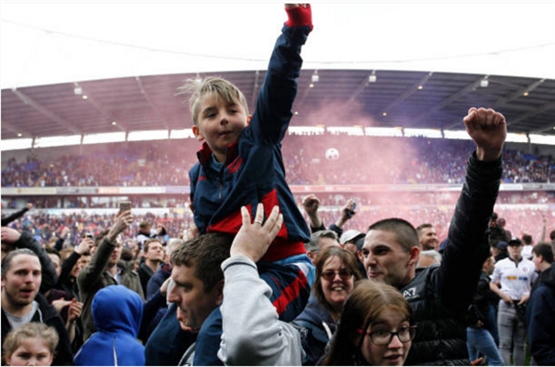Sân Macron bùng nổ sau khi Bolton chính thức thăng hạng  - Bóng Đá