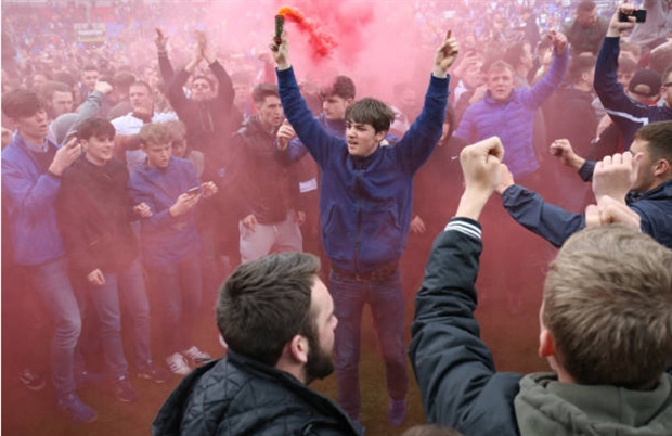 Sân Macron bùng nổ sau khi Bolton chính thức thăng hạng  - Bóng Đá
