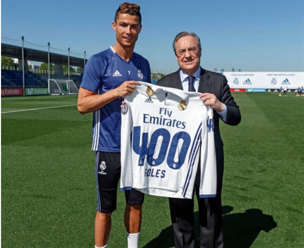 Chủ tịch Perez đích thân trao quà cho Ronaldo trên sân tập - Bóng Đá