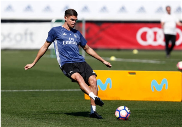 Chủ tịch Perez đích thân trao quà cho Ronaldo trên sân tập - Bóng Đá