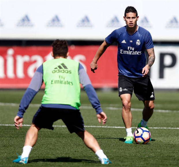 Chủ tịch Perez đích thân trao quà cho Ronaldo trên sân tập - Bóng Đá