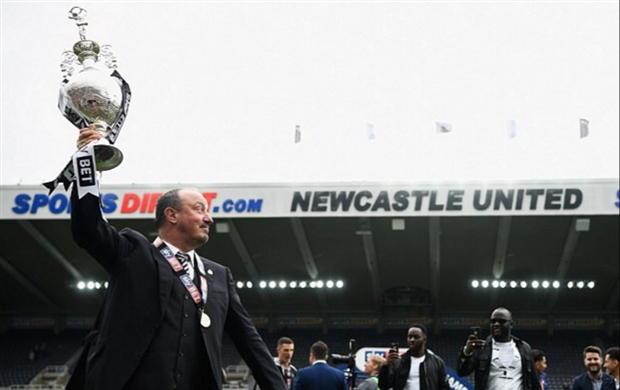 Sao Newcastle mang huy chương đi quẩy xuyên đêm - Bóng Đá