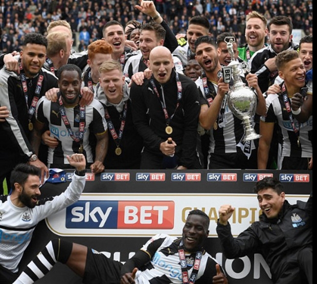 Sao Newcastle mang huy chương đi quẩy xuyên đêm - Bóng Đá