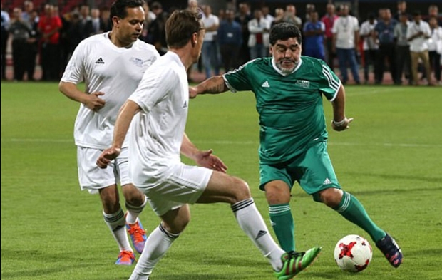 56 tuổi, Maradona vẫn có thể 'múa rìu' trước mặt đồng nghiệp - Bóng Đá
