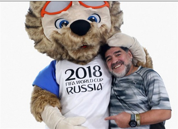 56 tuổi, Maradona vẫn có thể 'múa rìu' trước mặt đồng nghiệp - Bóng Đá