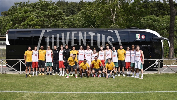 Juve được một loạt chân dài tiếp sức trước chung kết Coppa Italia - Bóng Đá