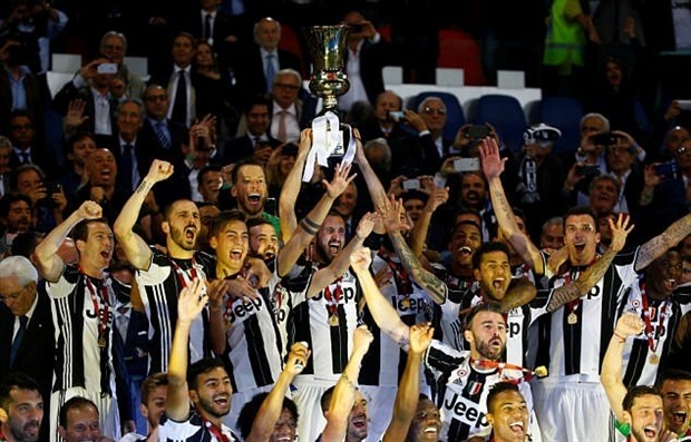 Dàn sao Juve thi nhau 'câu like' bằng cúp Coppa Italia - Bóng Đá