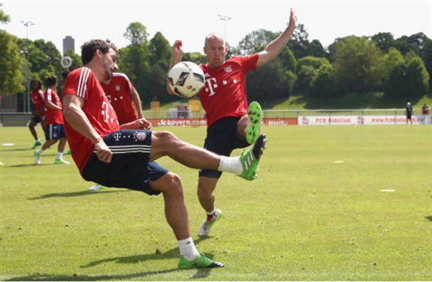 Trước trận đấu cuối, con trai thay Ancelotti chỉ đạo Bayern tập luyện - Bóng Đá