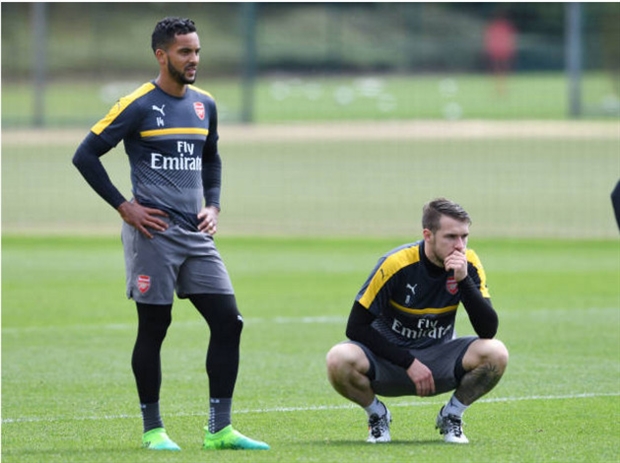 Sanchez và Ozil 'tám' bất chấp trên sân tập của Arsenal - Bóng Đá