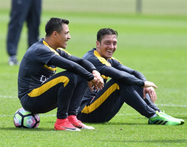 Sanchez và Ozil 'tám' bất chấp trên sân tập của Arsenal - Bóng Đá