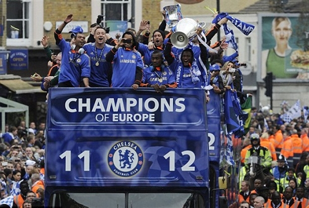 Ngày này năm xưa: Chelsea tưng bừng đưa cúp Champions League về London - Bóng Đá