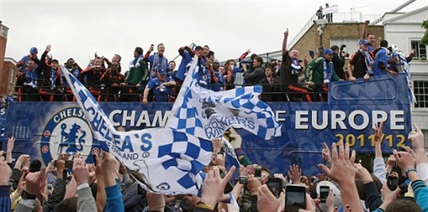 Ngày này năm xưa: Chelsea tưng bừng đưa cúp Champions League về London - Bóng Đá