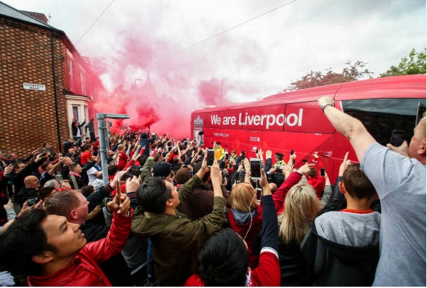 Dàn sao Liverpool được chào đón như nhà vô địch trước giờ G - Bóng Đá
