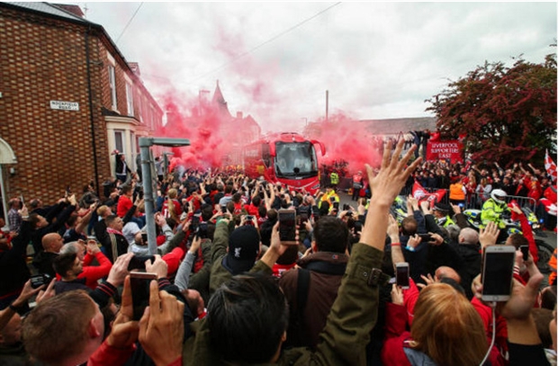 Dàn sao Liverpool được chào đón như nhà vô địch trước giờ G - Bóng Đá