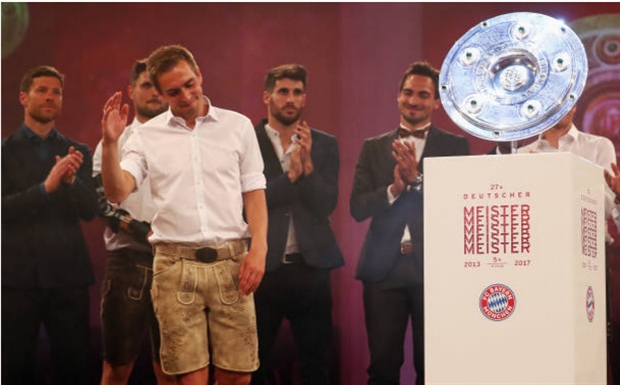 Lahm gượng kiềm nước mắt trong tiệc chia tay của Bayern - Bóng Đá
