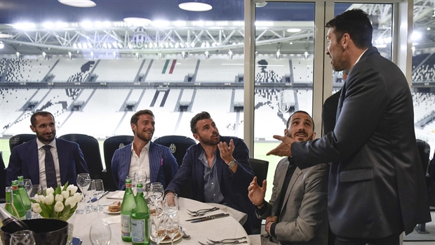 Buffon nói không ngừng trong tiệc ăn mừng cú đúp của Juventus - Bóng Đá