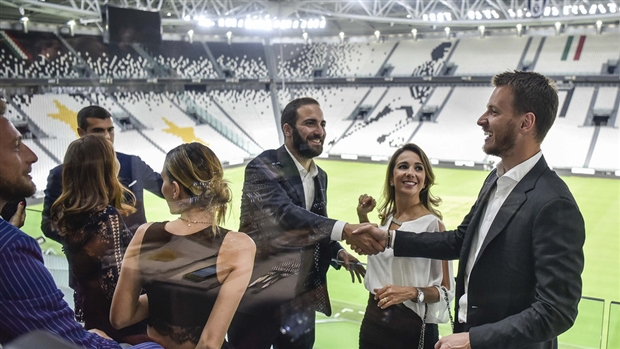 Buffon nói không ngừng trong tiệc ăn mừng cú đúp của Juventus - Bóng Đá