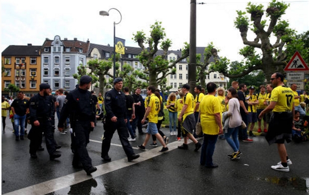 Cảnh sát căng thẳng chờ Dortmund 'khoe' cúp - Bóng Đá