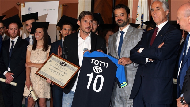 Trước trận đấu cuối, Totti tranh thủ 'hồi xuân' - Bóng Đá