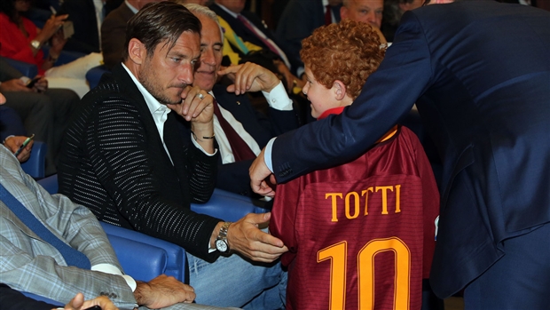 Trước trận đấu cuối, Totti tranh thủ 'hồi xuân' - Bóng Đá