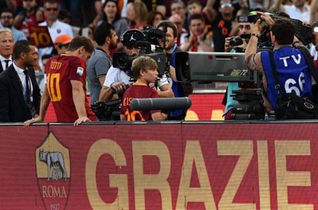 Totti yếu đuối lạ thường trong trận đấu chia tay Roma - Bóng Đá