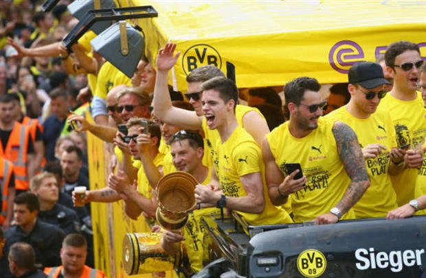 Mặc chấn thương, Reus vẫn tưng bừng đón cúp cùng Dortmund - Bóng Đá