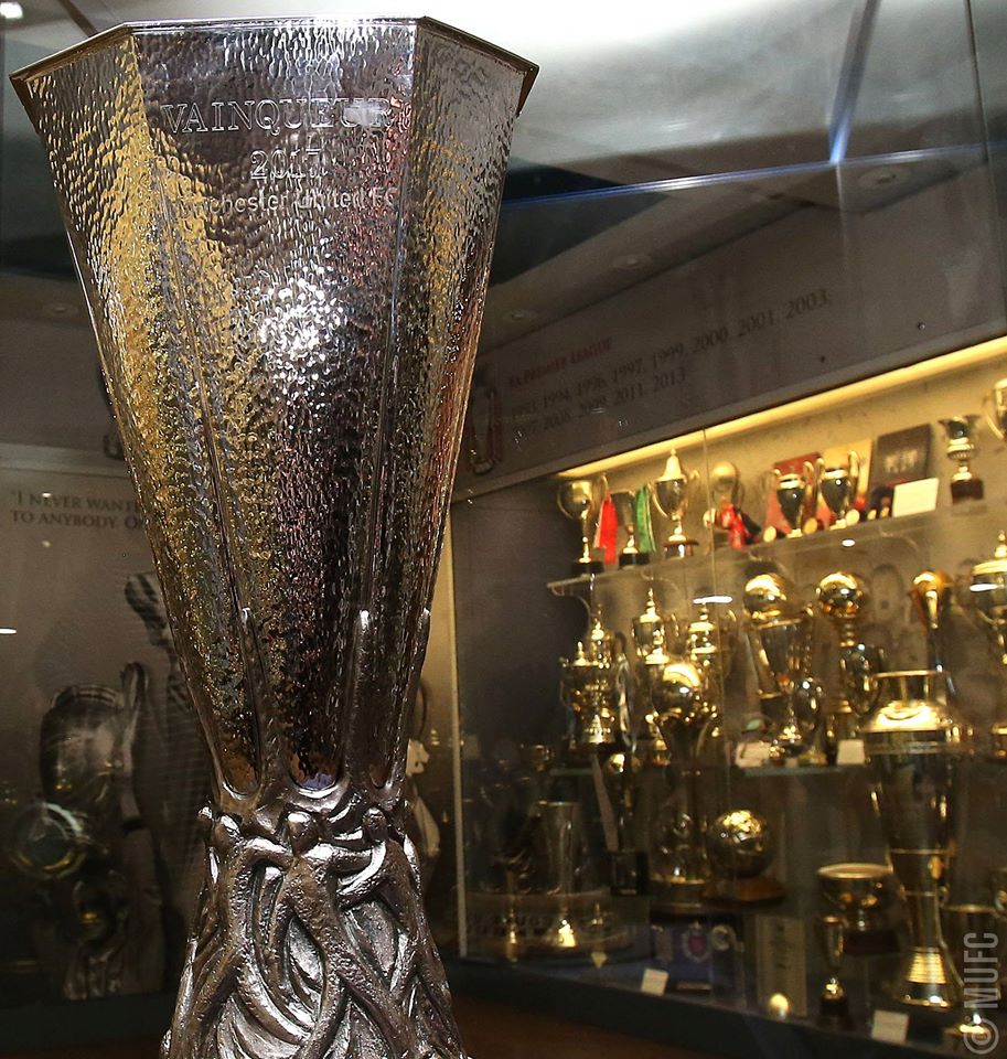 Cúp Europa League đây oai hùng tai khu trưng bày của Man Utd - Bóng Đá