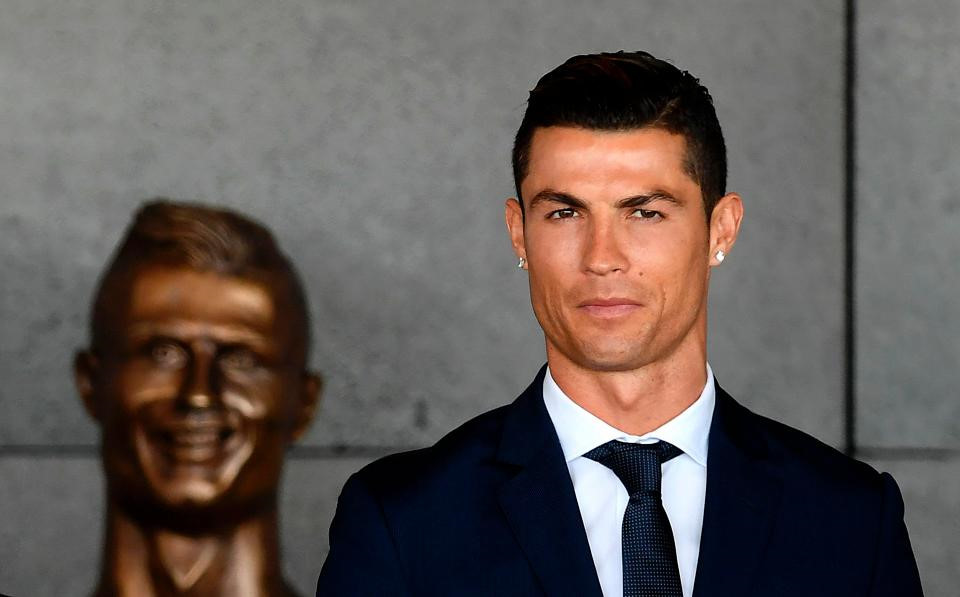 Tượng Ronaldo quá xấu, thế tượng của Bale thế này thì là gì? - Bóng Đá