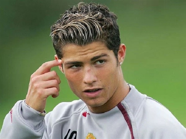 Trước húi cua, Ronaldo từng gây dấu ấn với kiểu tóc nào? - Bóng Đá