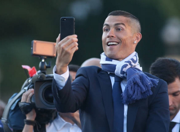 Trước húi cua, Ronaldo từng gây dấu ấn với kiểu tóc nào? - Bóng Đá