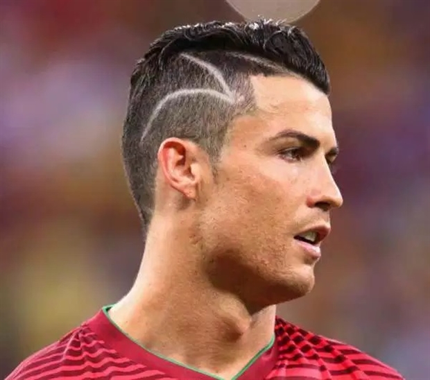 Trước húi cua, Ronaldo từng gây dấu ấn với kiểu tóc nào? - Bóng Đá