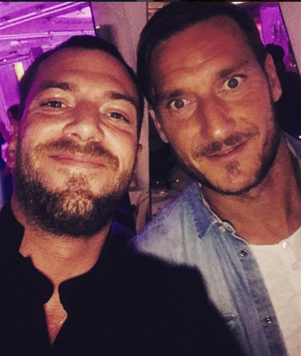 Totti bị rừng người đẹp bao vây tại Pháp - Bóng Đá