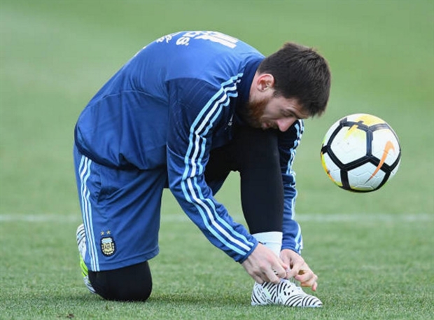 Messi đầy thích thú trong buổi tập đầu tiên cùng Sampaoli - Bóng Đá