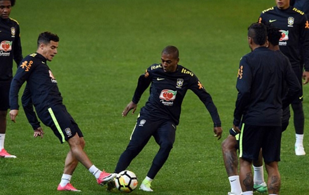 Neymar đại chiến với Flash, Brazil 'đấu đá' trên sân tập - Bóng Đá