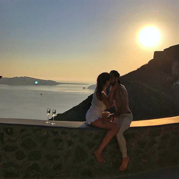 Alves và bạn gái lại 'tình giữa biển tình' - Bóng Đá