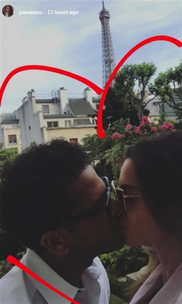 Alves và bạn gái lại 'tình giữa biển tình' - Bóng Đá