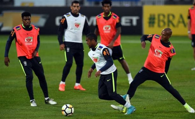 Sao Chelsea sấp mặt trong buổi tập căng thẳng của Brazil - Bóng Đá