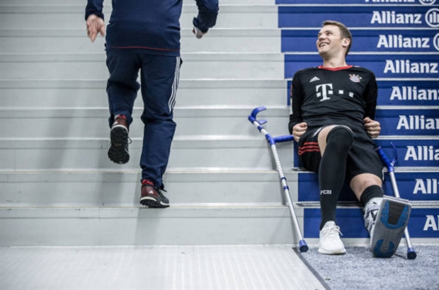 Âm thầm, Neuer chống nạng vào lễ đường cùng bạn gái - Bóng Đá
