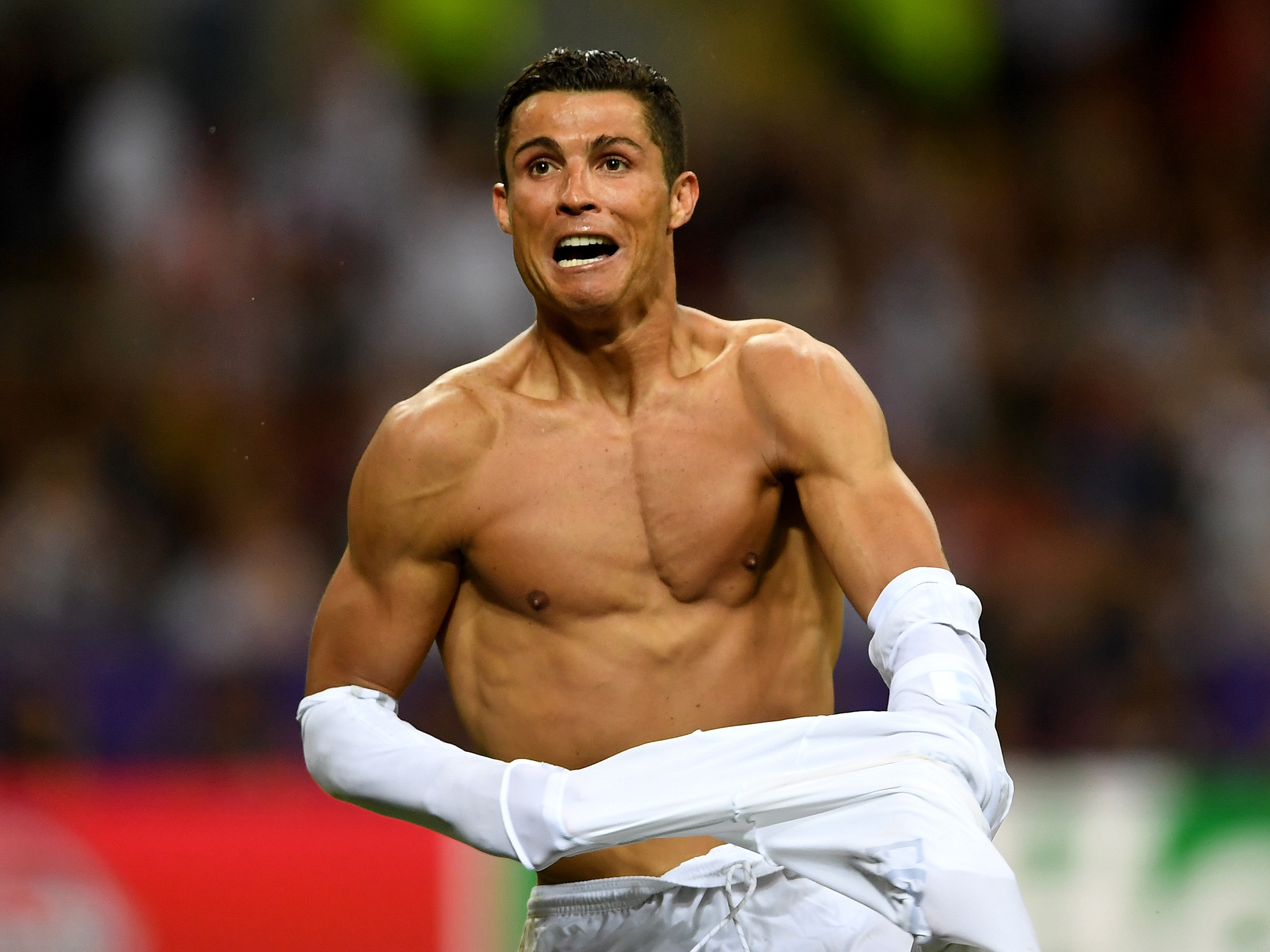 Lý do để tin Ronaldo sẽ ở lại Real: Tiền, danh vọng và Messi - Bóng Đá