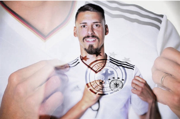 Hậu trường 'tút' hình trai đẹp Đức tại Confederations Cup - Bóng Đá