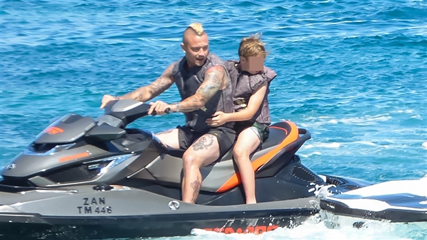 Chia tay Roma, Totti thoải mái đi chèo thuyền lướt sóng - Bóng Đá