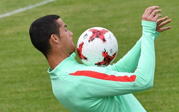 Ronaldo té lăn lộn trong buổi tập của Bồ Đào Nha - Bóng Đá