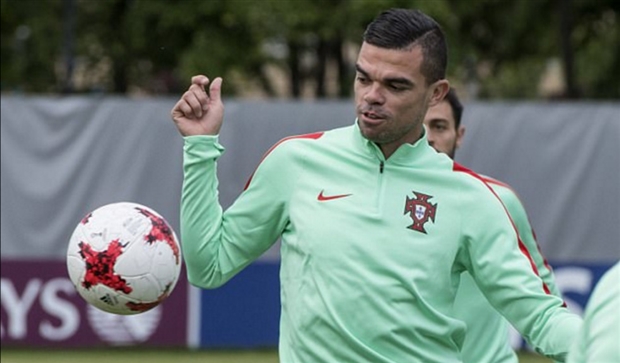 Ronaldo té lăn lộn trong buổi tập của Bồ Đào Nha - Bóng Đá