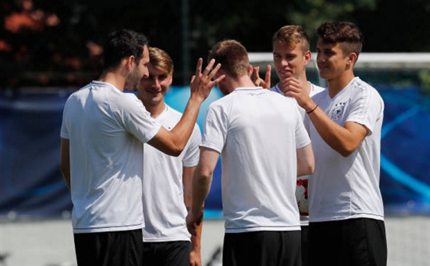 Sao U21 Đức bị đồng đội 'hội đồng' trên sân tập - Bóng Đá