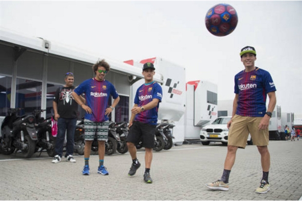 Mặc áo Barcelona, sao MotoGP 'quậy nát' đường phố Hà Lan - Bóng Đá
