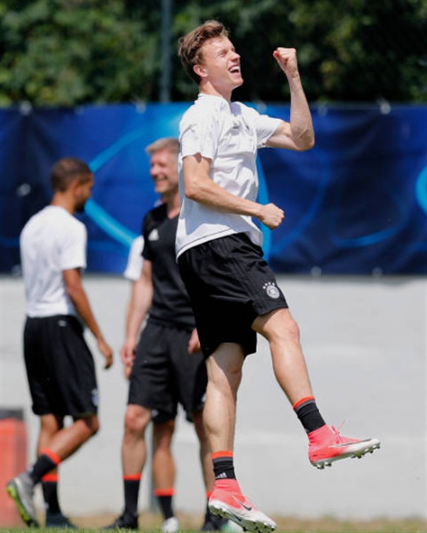 Sao U21 Đức bị đồng đội 'hội đồng' trên sân tập - Bóng Đá
