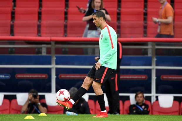 Fan phấn khích vì được đập tay Ronaldo ngay trên sân tập - Bóng Đá