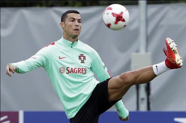 Fan phấn khích vì được đập tay Ronaldo ngay trên sân tập - Bóng Đá