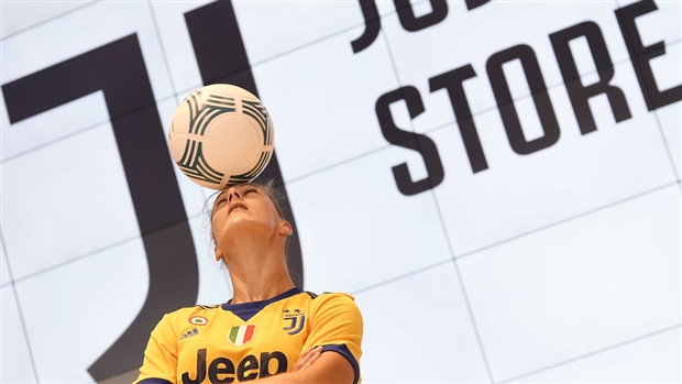 Cửa hàng mới của Juventus dùng mỹ nhân kéo khách - Bóng Đá