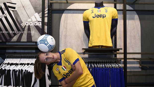 Cửa hàng mới của Juventus dùng mỹ nhân kéo khách - Bóng Đá